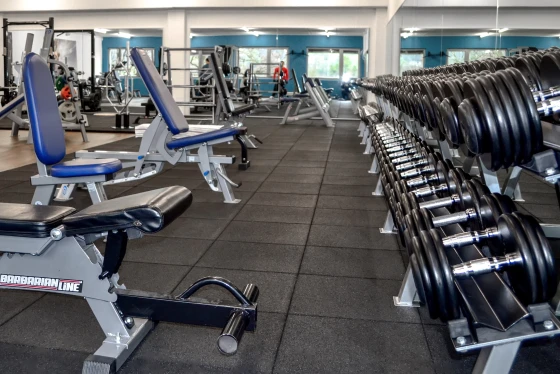 Sportboden aus Gummigranulat, geräuschearm und ideal für Fitnessräume und Kraftstationen.